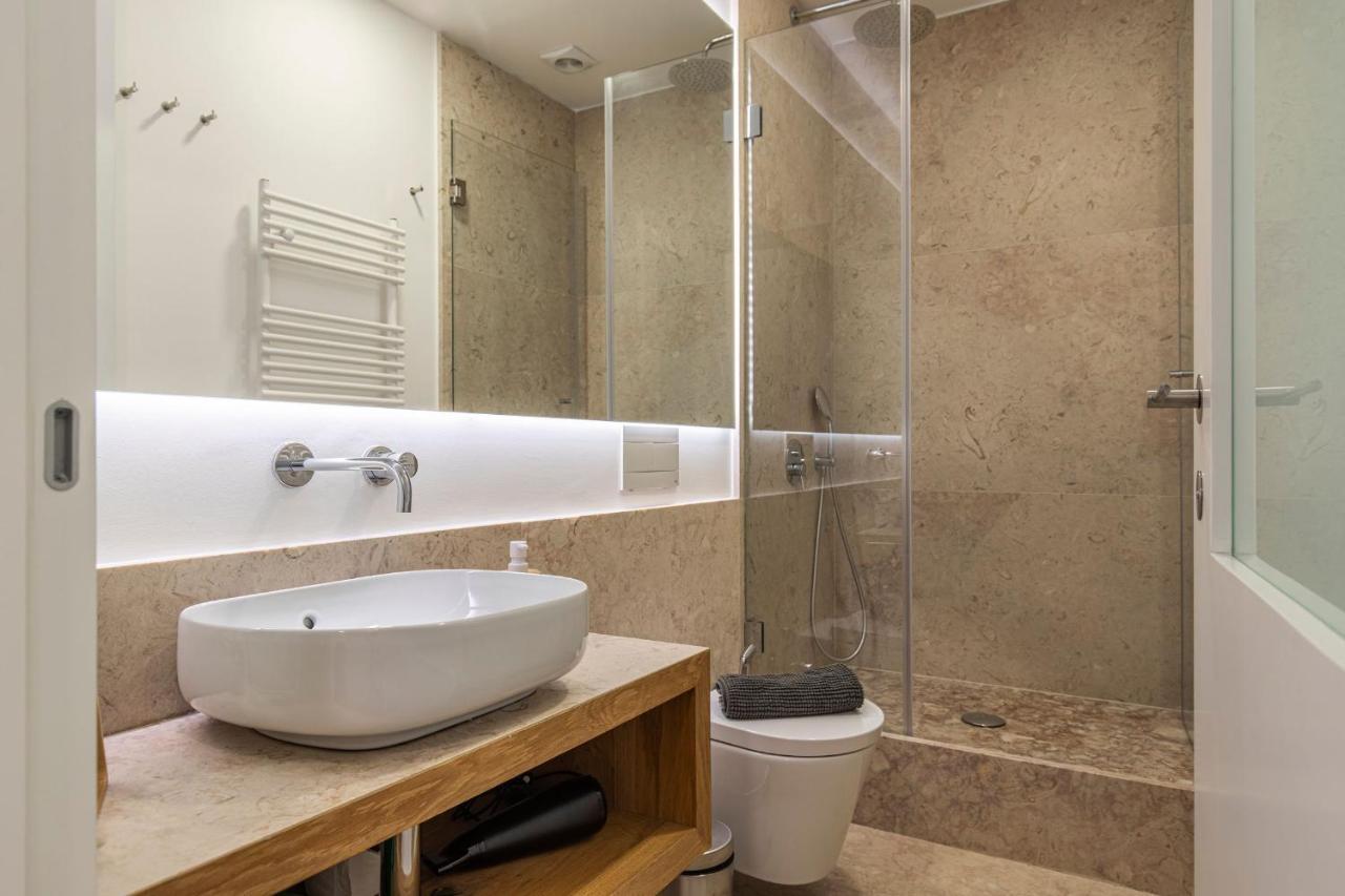 Appartamento Upscale & Trendy Flat In The Center Lisbona Esterno foto