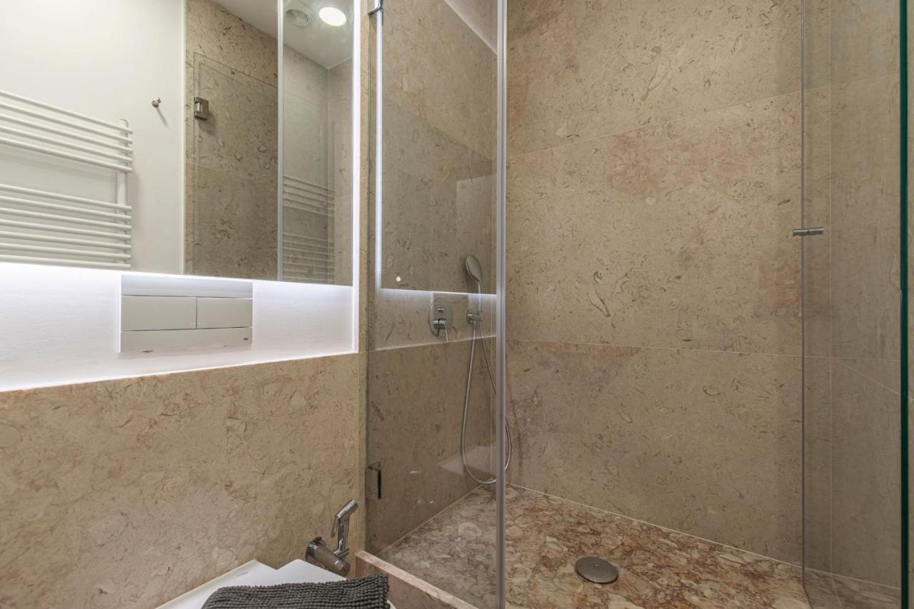 Appartamento Upscale & Trendy Flat In The Center Lisbona Esterno foto