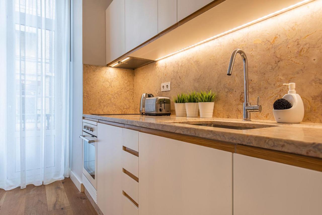 Appartamento Upscale & Trendy Flat In The Center Lisbona Esterno foto